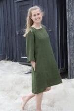 Kvinde i mørkegrøn hørkjole