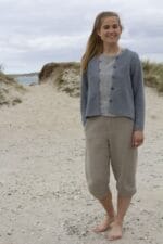 Kvinde i grå hørcardigan og naturfarvede hørbukser