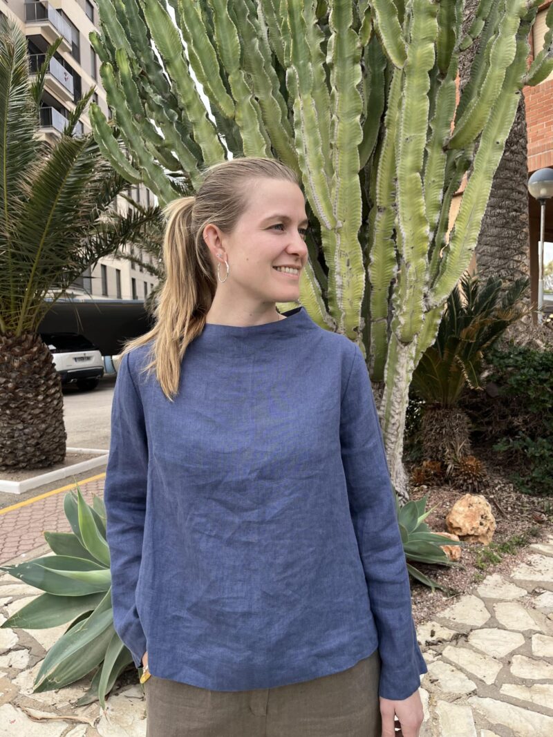 Linen blouse in blue